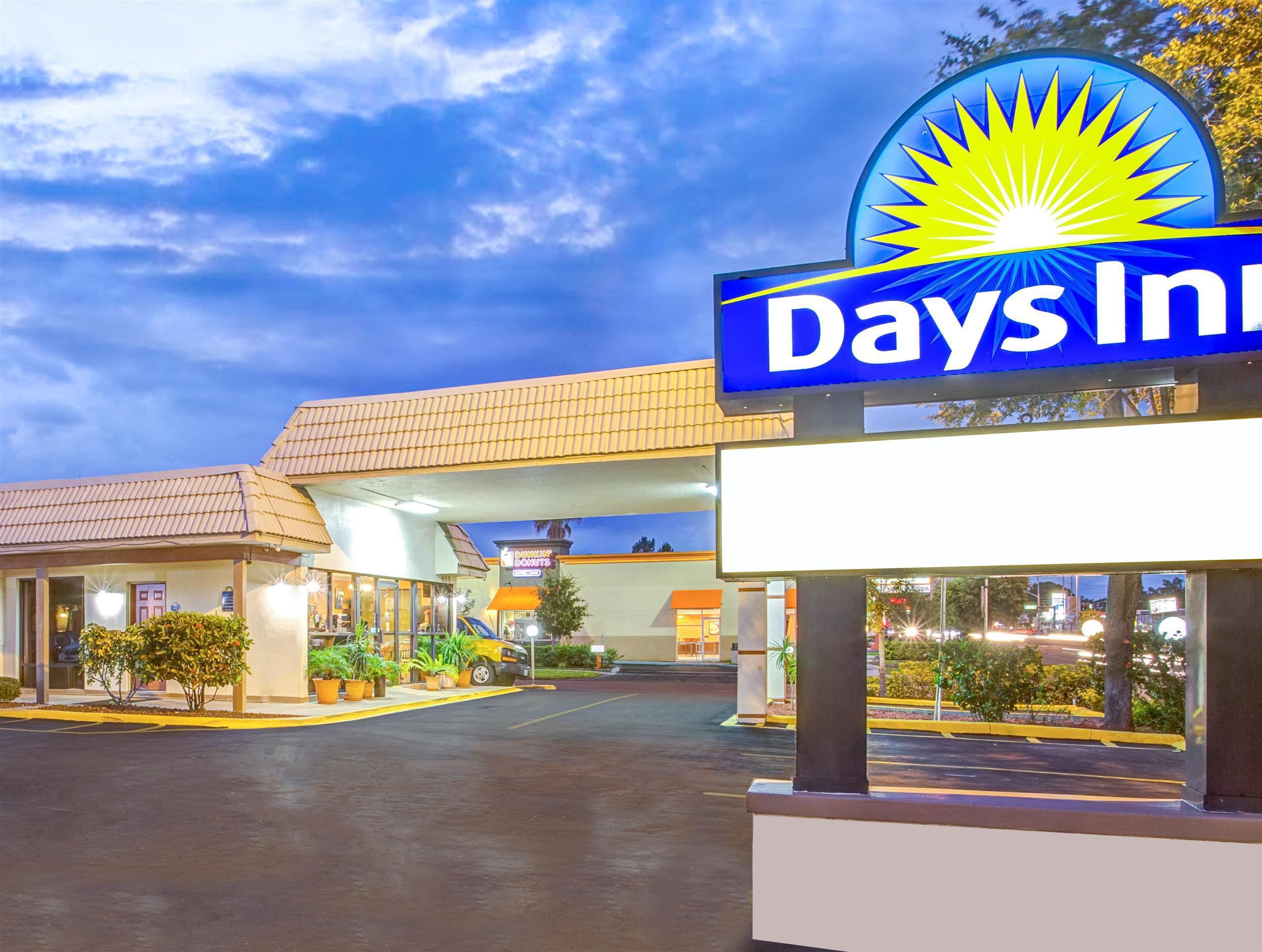 Days Inn By Wyndham St. Petersburg Central Экстерьер фото