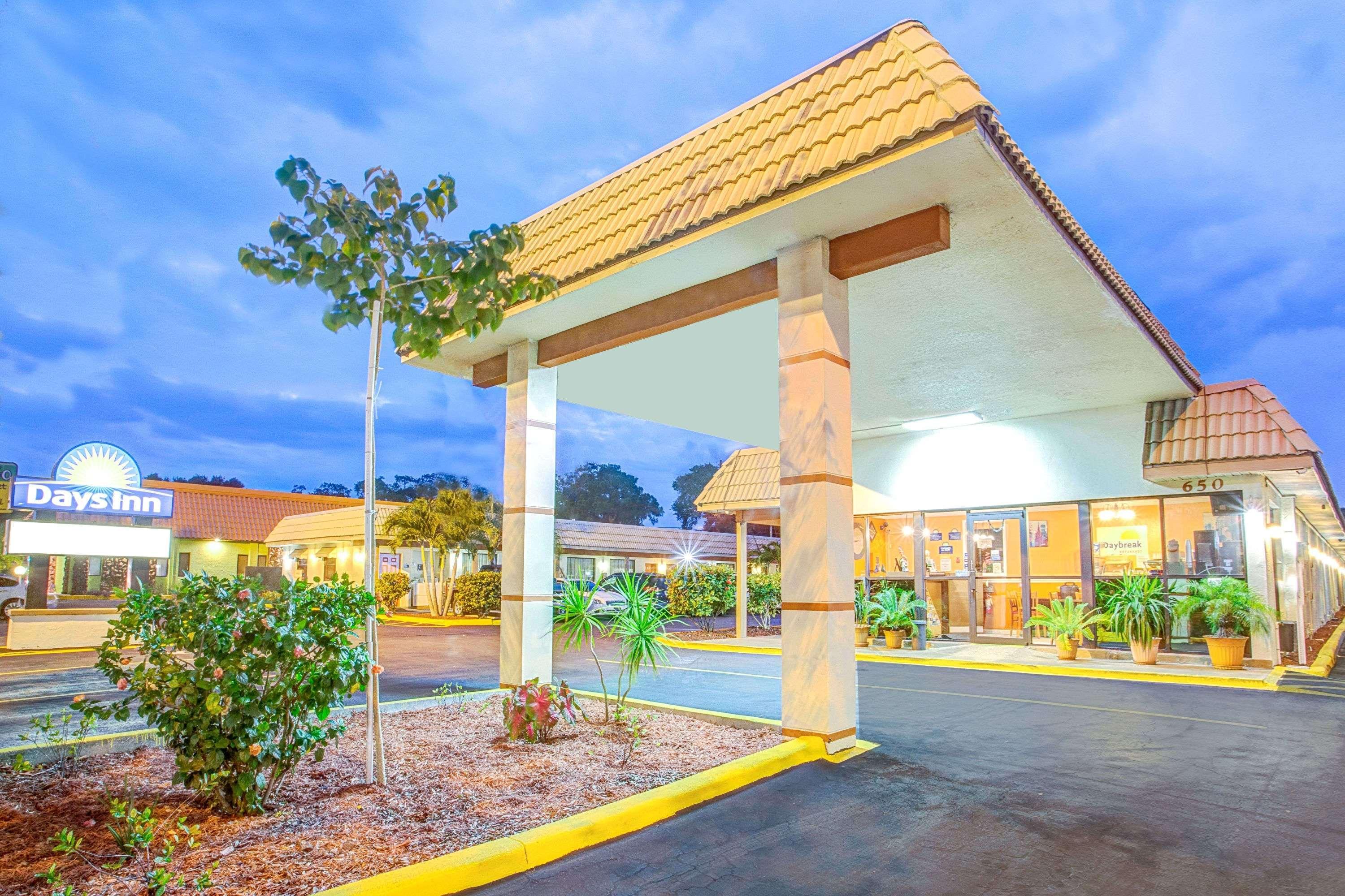 Days Inn By Wyndham St. Petersburg Central Экстерьер фото
