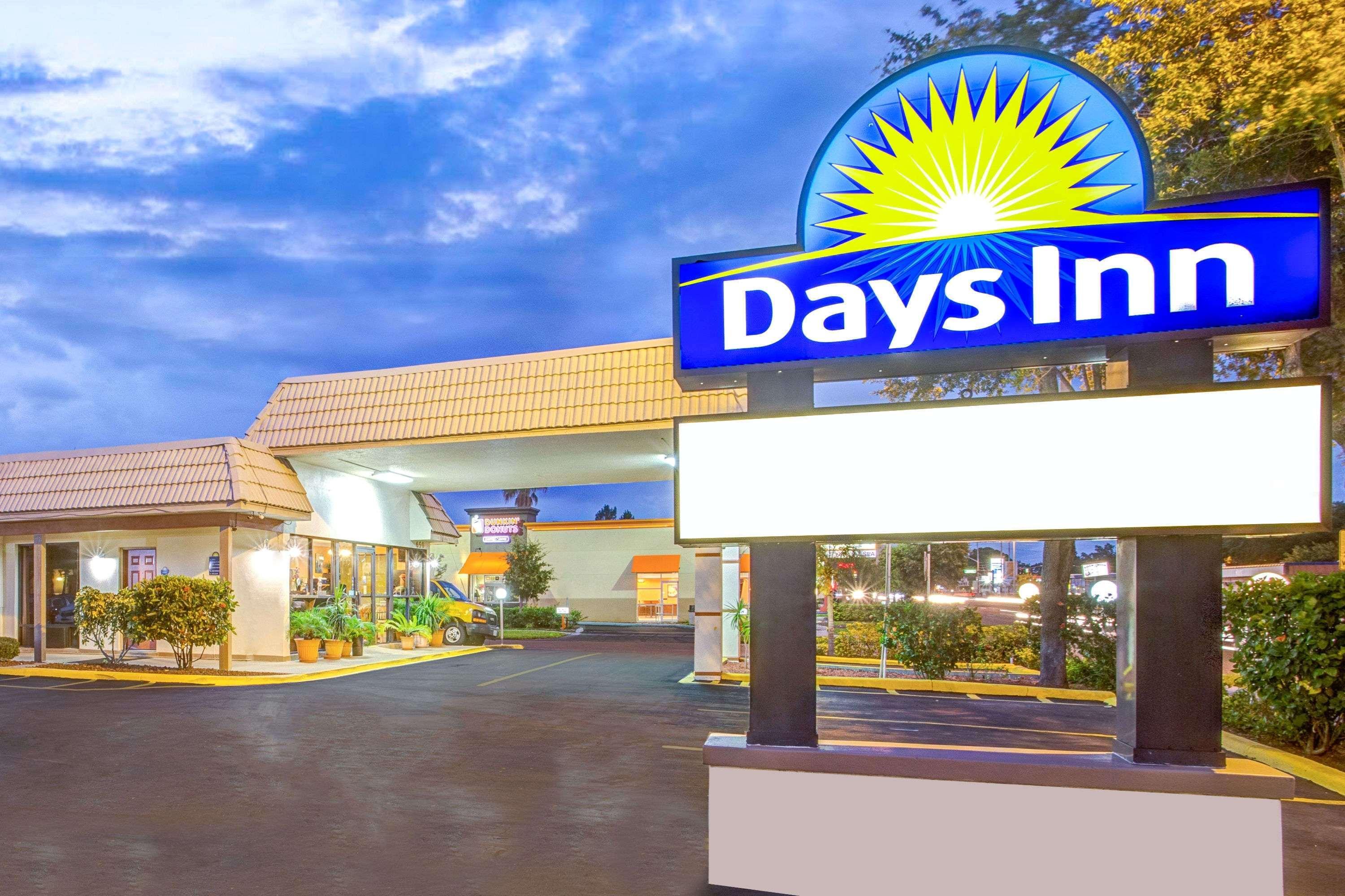 Days Inn By Wyndham St. Petersburg Central Экстерьер фото
