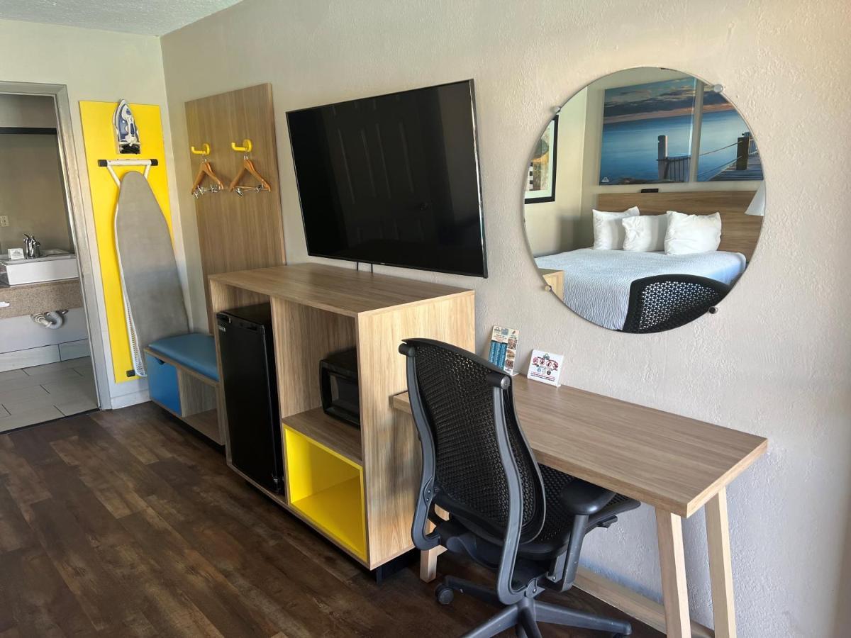 Days Inn By Wyndham St. Petersburg Central Экстерьер фото
