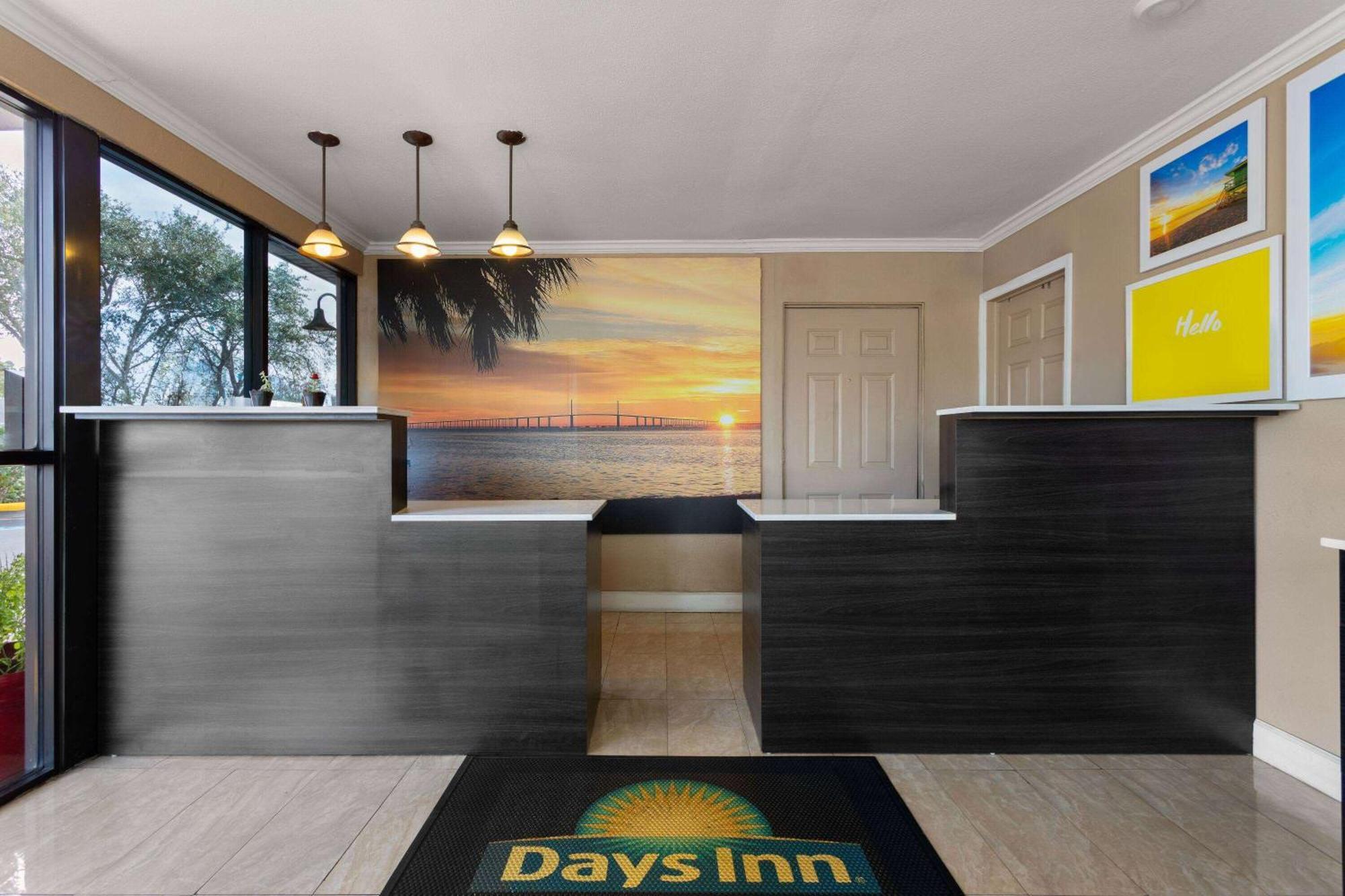 Days Inn By Wyndham St. Petersburg Central Экстерьер фото