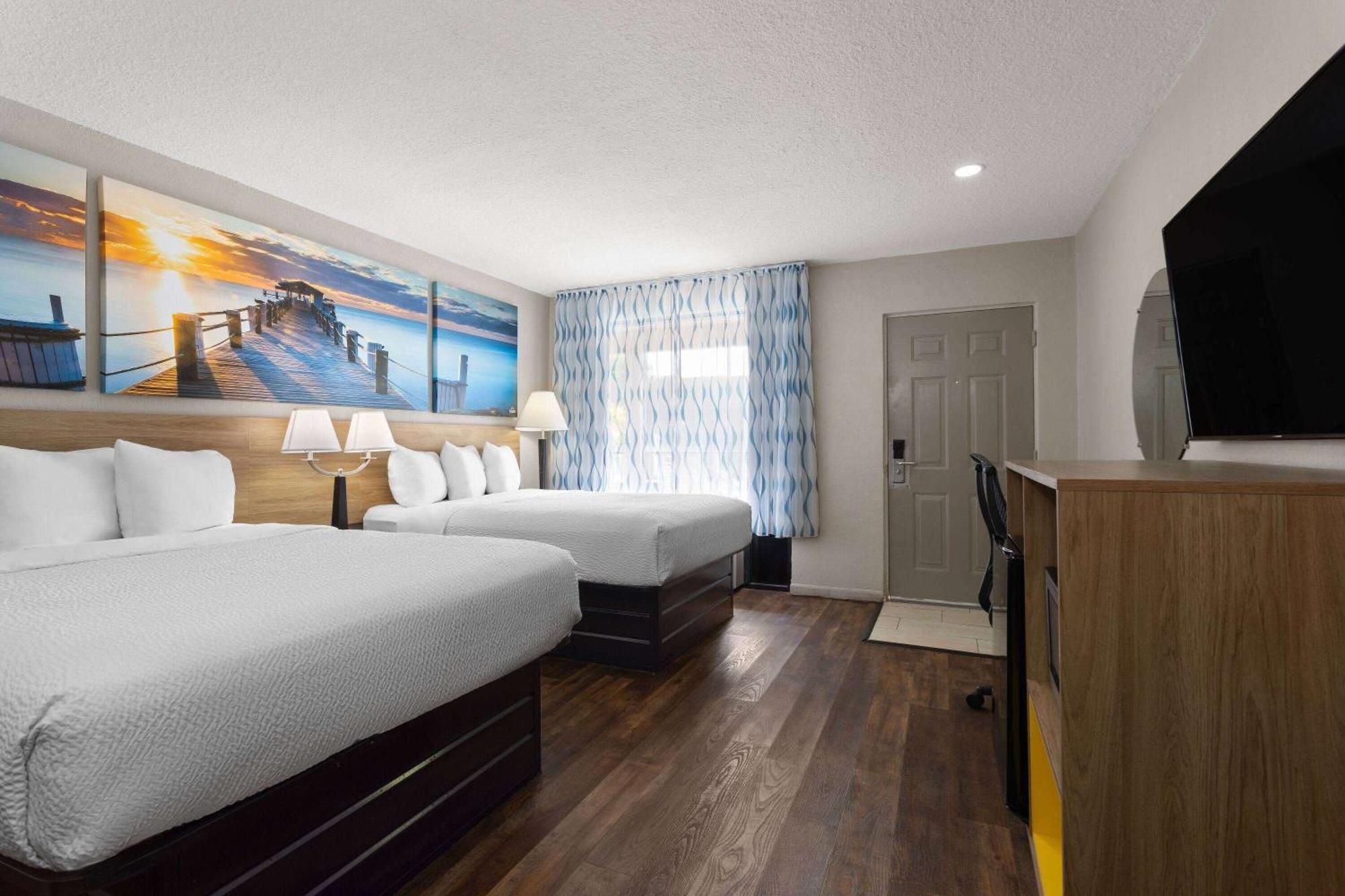 Days Inn By Wyndham St. Petersburg Central Экстерьер фото