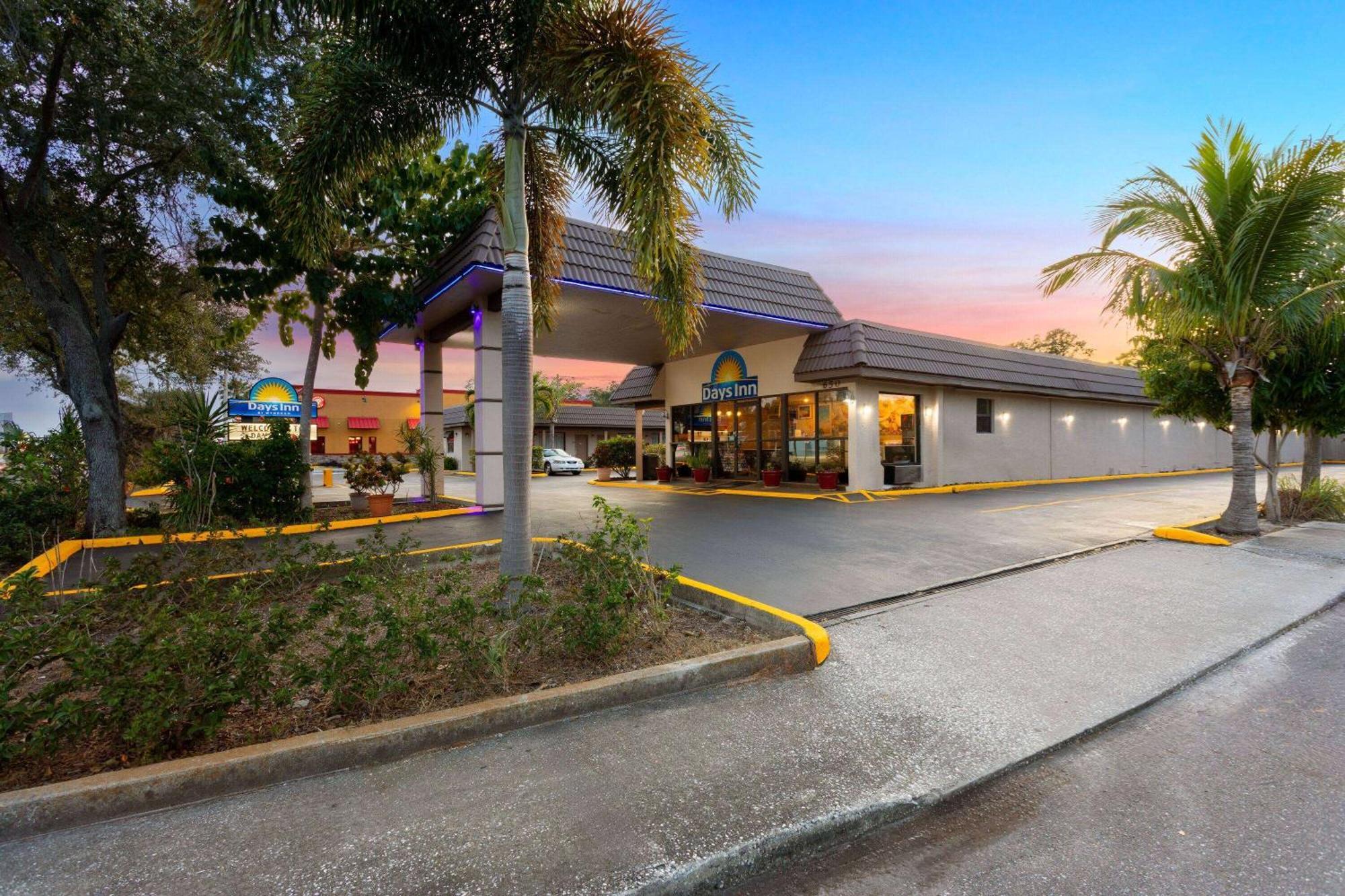 Days Inn By Wyndham St. Petersburg Central Экстерьер фото