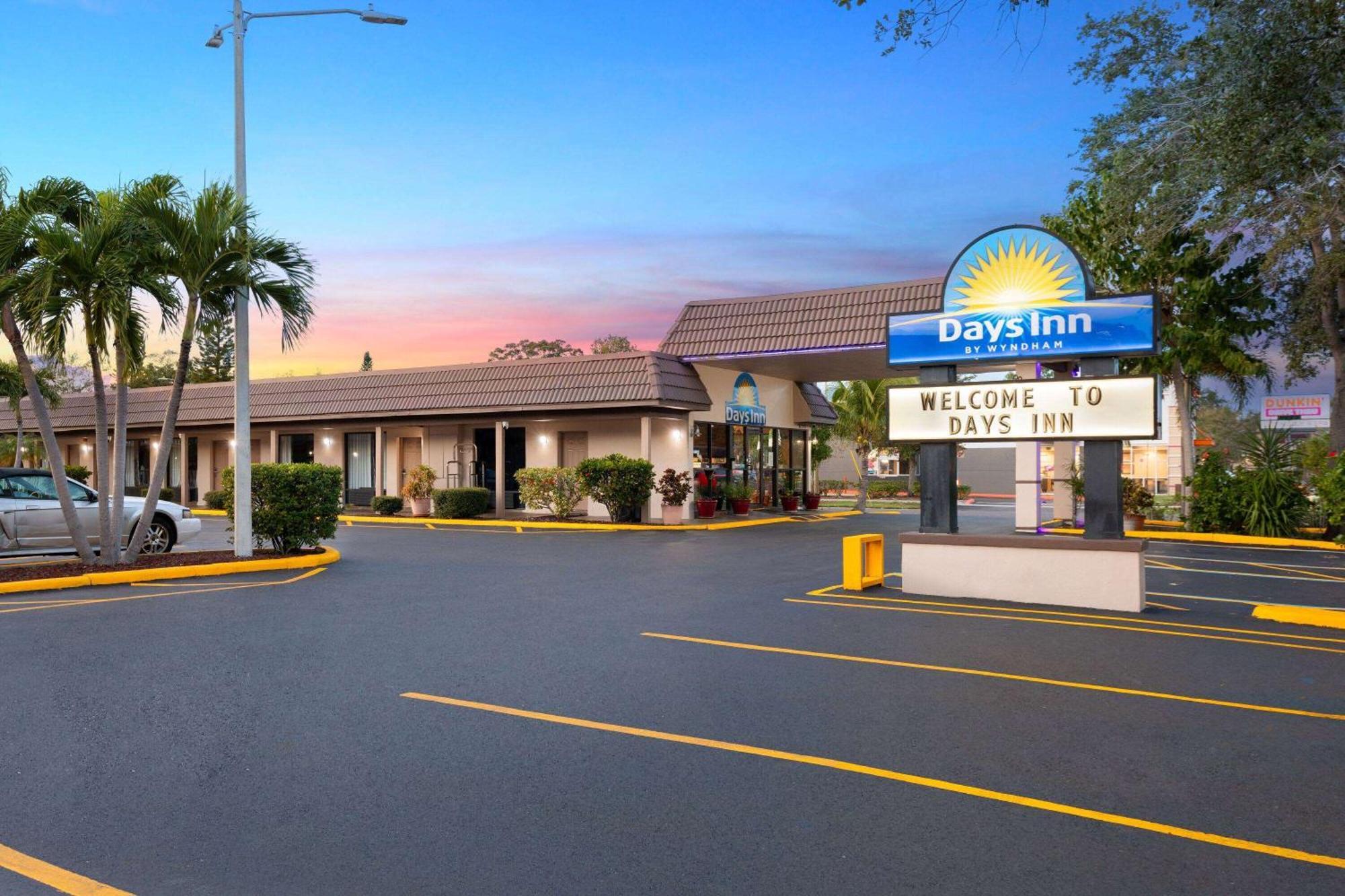 Days Inn By Wyndham St. Petersburg Central Экстерьер фото